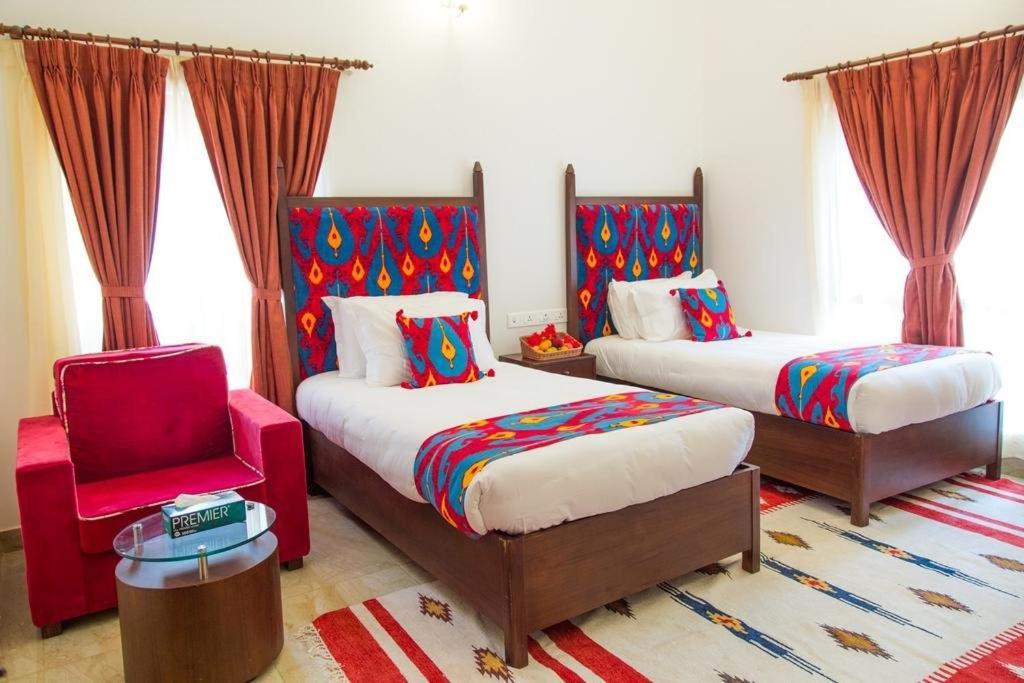 Miraaya Wellness And Golf Resort Chitwan Esterno foto