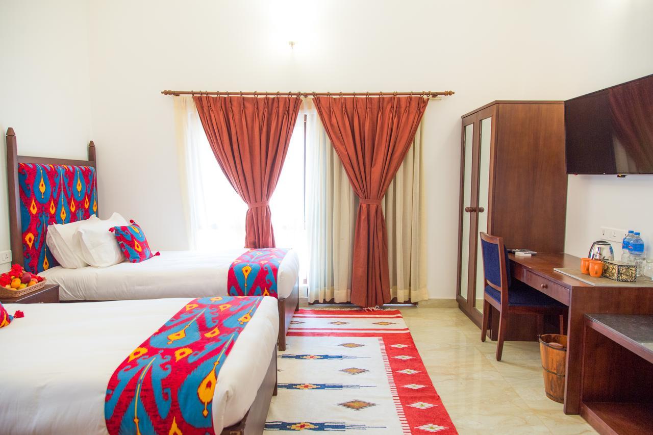 Miraaya Wellness And Golf Resort Chitwan Esterno foto
