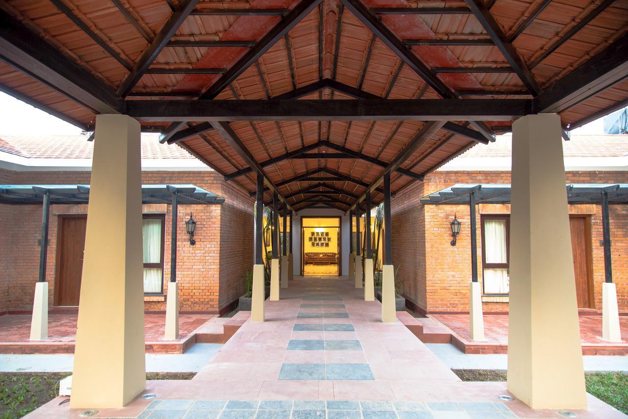 Miraaya Wellness And Golf Resort Chitwan Esterno foto