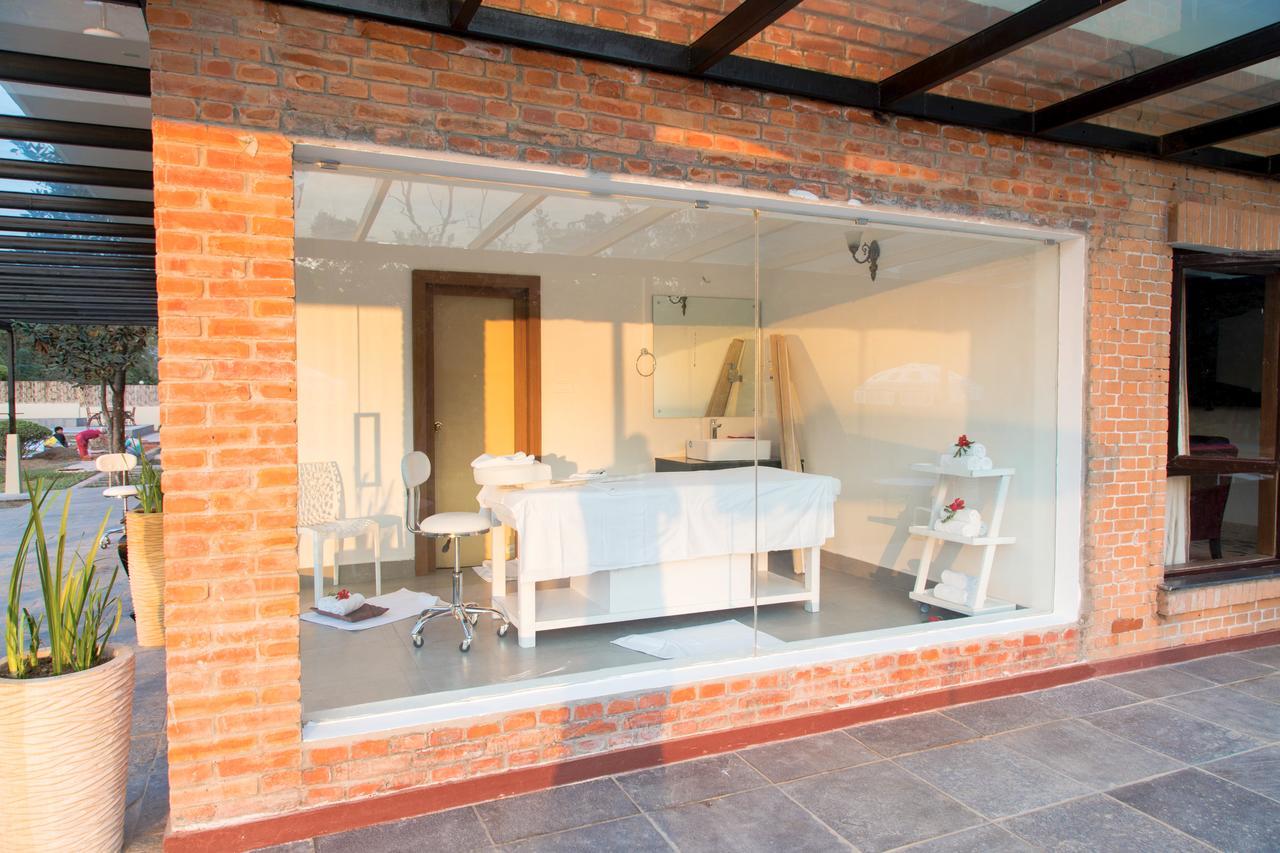 Miraaya Wellness And Golf Resort Chitwan Esterno foto