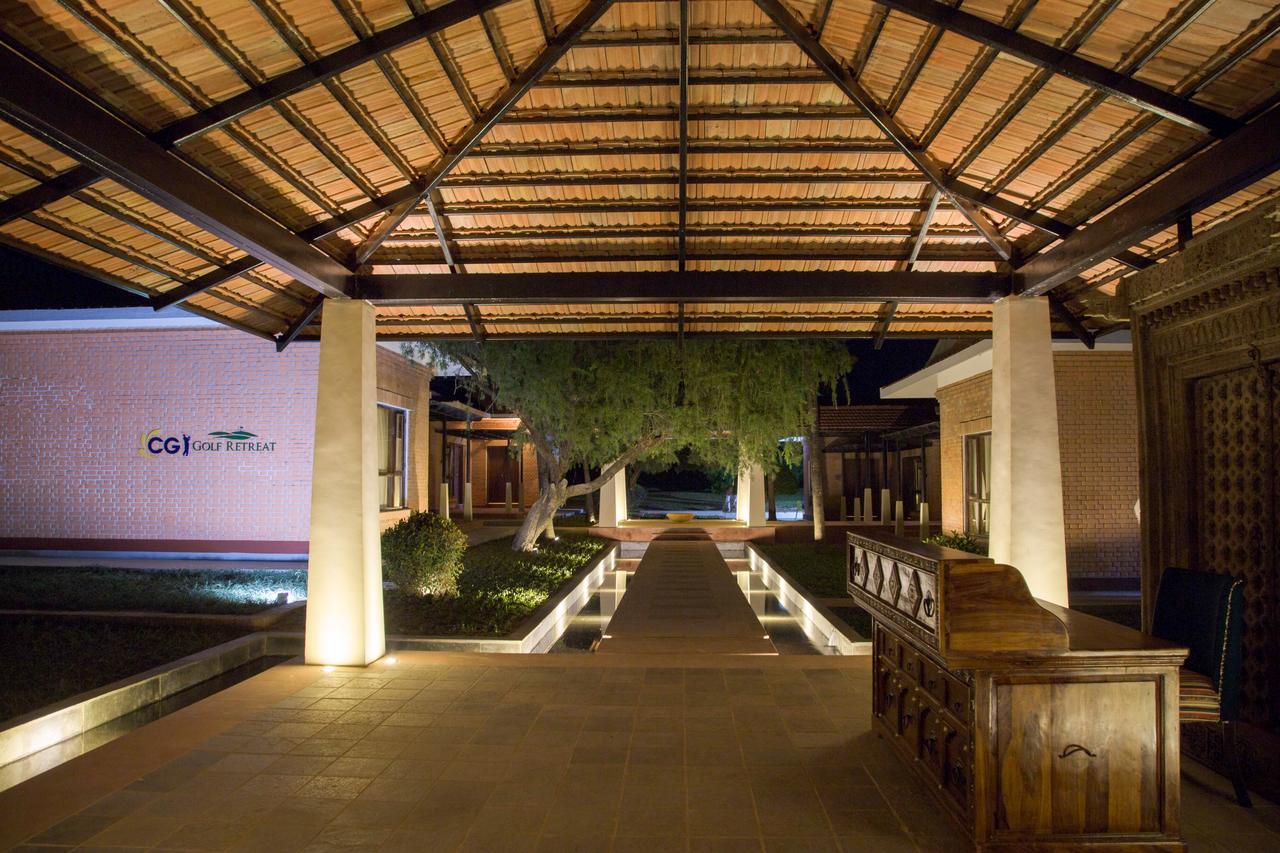 Miraaya Wellness And Golf Resort Chitwan Esterno foto