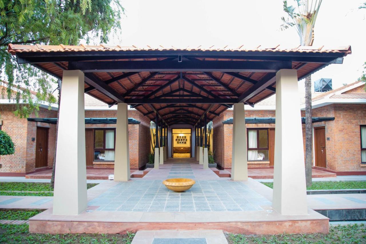 Miraaya Wellness And Golf Resort Chitwan Esterno foto