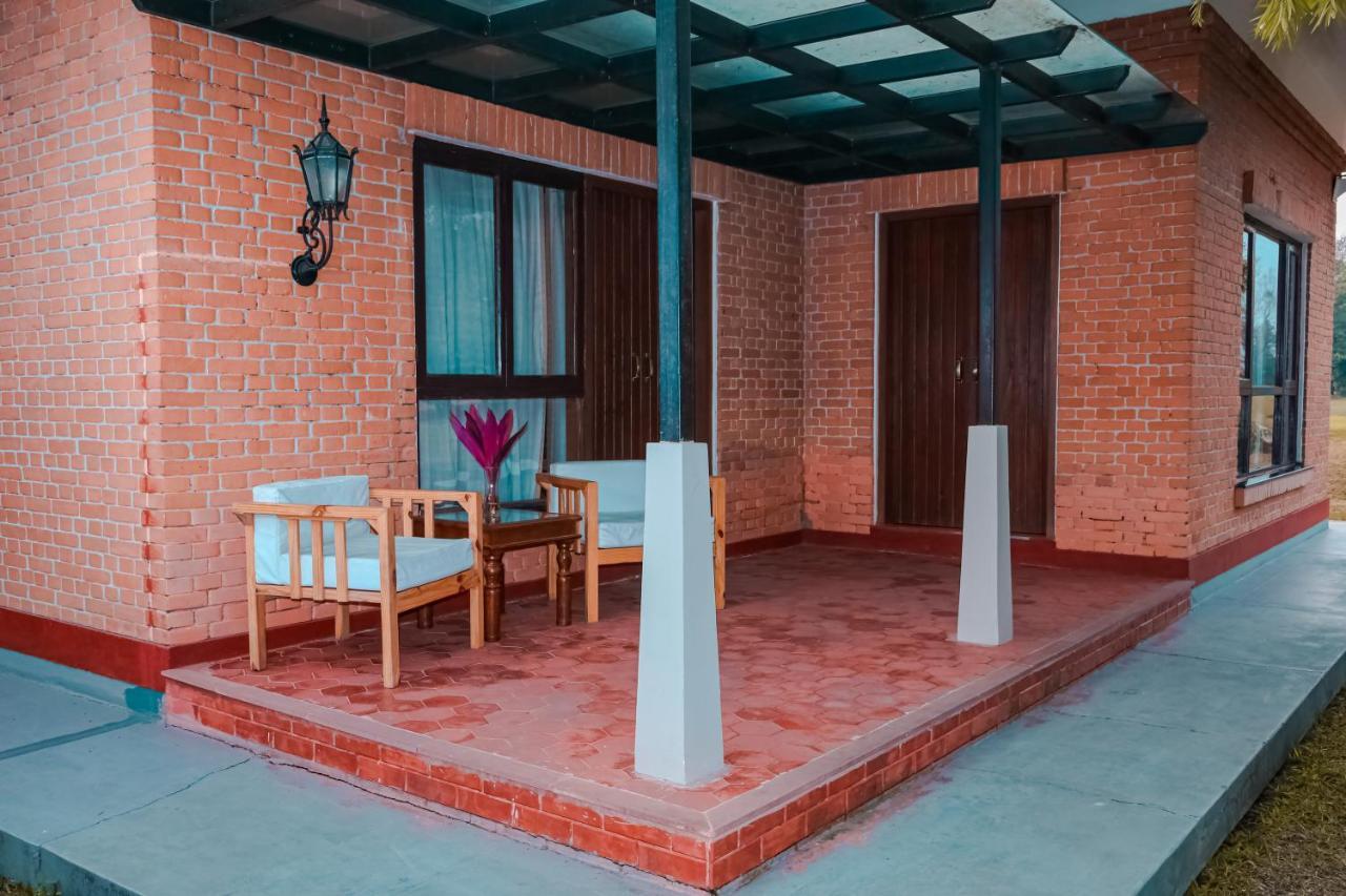 Miraaya Wellness And Golf Resort Chitwan Esterno foto